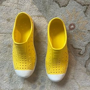 Native shows -crayon yellow size J3